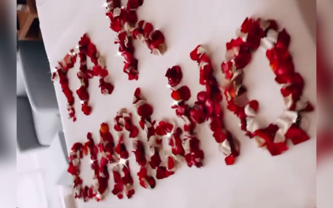 В кировском отеле для Ольги Бузовой лепестками роз выложили название ее песни