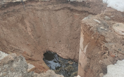 В Кирове рядом с проезжей частью образовался котлован