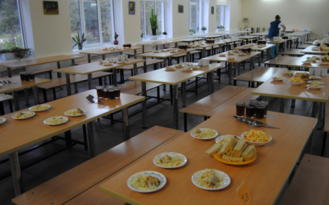 Автор видео с «отмыванием» котлет переходит на работу в другую школу