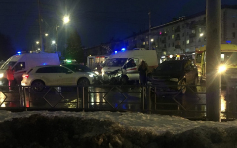"Водителя забрали на носилках": в Кирове произошло массовое ДТП с участием "скорой"