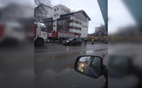 В Кирове полыхающий дом в районе вокзала тушили 27 человек