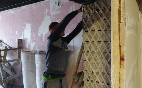 Живущим в обгоревших квартирах жителям Нововятска начали делать ремонт