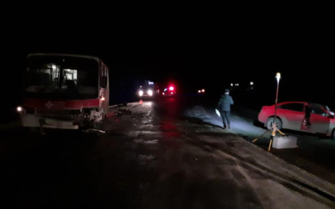 В Кировской области иномарка столкнулась с автобусом: один человек погиб