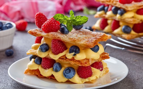 Диетологи рассказали о причинах переедания и срывов на сладкое