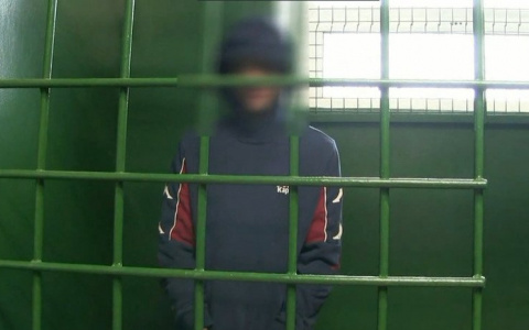 Грабитель с газовым баллончиком напал на кировчанина в подъезде