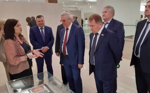 Председатель кировского Заксобрания побывал на предприятии, разработавшем лекарство от ковида