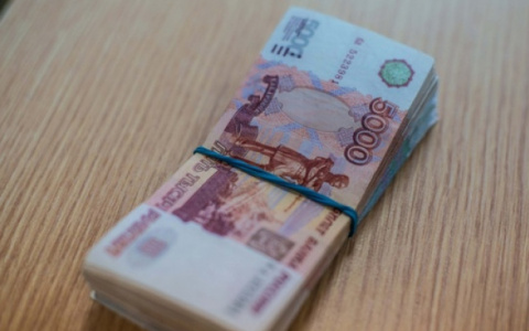 В Кирове полицейский остановил мужчину с полумиллионом рублей в руках