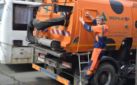 На улицы Кирова выехали машины с пылесосами: как это работает