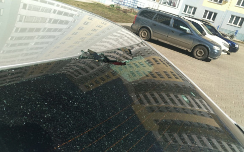 В Чистых прудах неизвестные закидали камнями припаркованные машины