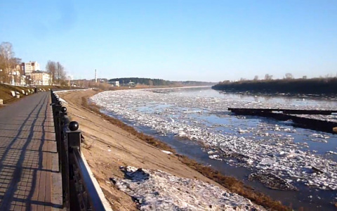 Фото дня: в Кирове паводком смыло понтонный мост