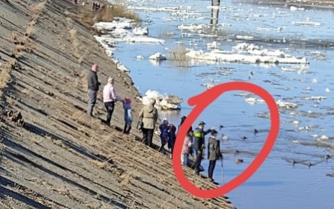 "У вас чувство самосохранения есть?": в Кирове жители любуются ледоходом с риском для жизни