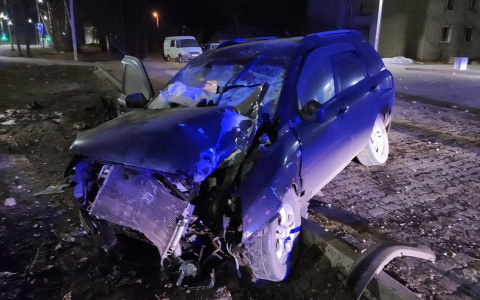 В Кирове водитель иномарки наехал на опору рекламного щита: пострадали 2 человека