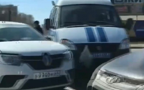 В Кирове водитель такси въехал в машину полиции