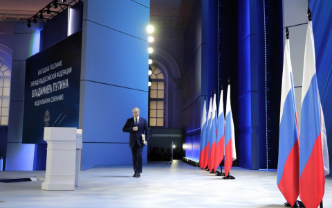 Владимир Путин объявил о выплатах 10 000 рублей родителям школьников