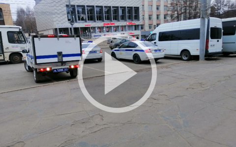 У здания администрации Кирова собираются машины полиции