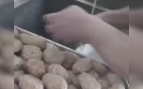 Трех сотрудников школы, где мыли котлеты, привлекли к ответственности