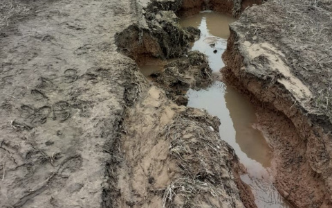 Из-за разбитой дороги погибает целая деревня в Кировской области