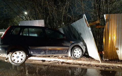 В Кирове на Стахановской машина снесла забор
