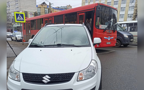 В центре Кирова иномарка столкнулась с автобусом: есть пострадавшие