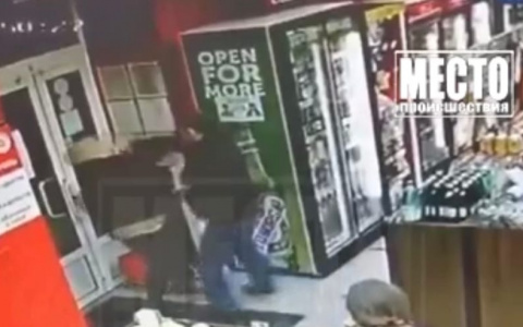 В кировском алкомаркете мужчина ударил женщину по лицу