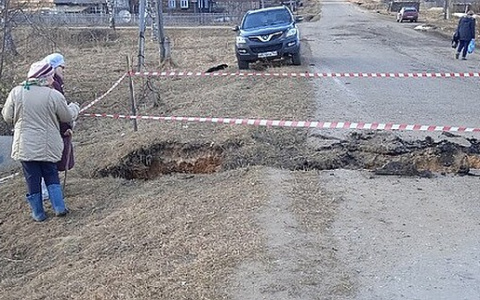 В Кировской области из-за обвала на дороге в поселок перестали заезжать автобусы