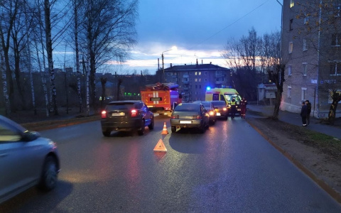 В Кирове произошло массовое ДТП с тремя машинами