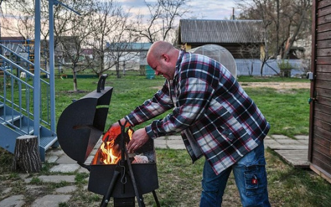 «Придется тратить больше денег»: учитель, руководитель и работница завода о длинных майских праздниках