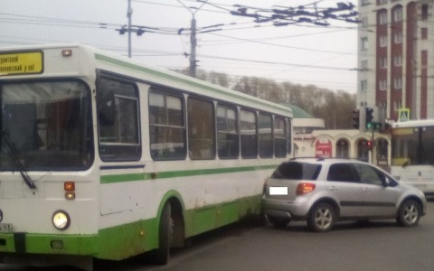 В Кирове на улице Ленина произошло ДТП с автобусом