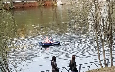 Кировчане переплыли пруд у цирка на надувном матрасе