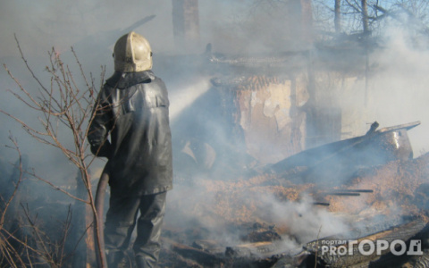 СК выясняет обстоятельства пожара в Лебяжье, в котором погиб мужчина