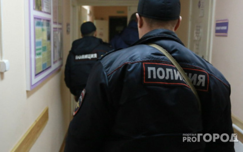 В Кирове 19-летнего парня ограбили в подъезде дома