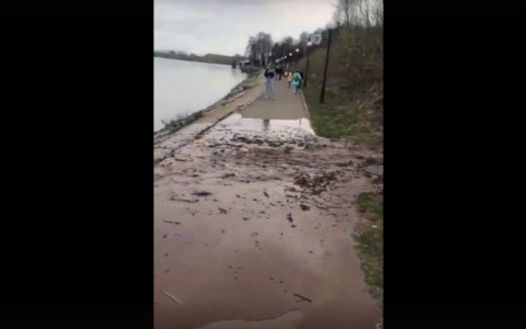 В Кирове нижняя набережная утонула в потоках воды «подозрительного» цвета