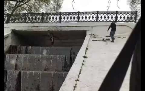 В Кирове дети чистили водопад между прудами у цирка: видео