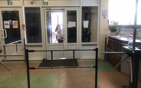 Тревожные кнопки в автобусах и усиление охраны: что изменится в школах Кирова после трагедии в Казани