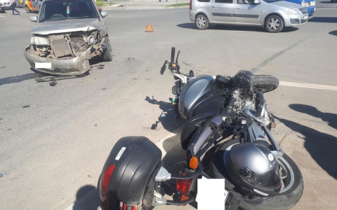 В Кирове столкнулись Mazda и мотоцикл BMW: есть пострадавший