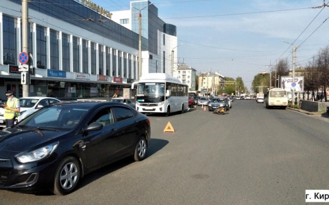 У ЦУМа произошла массовая авария с участием мотоциклиста