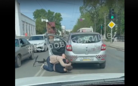 В Кирове не поделили дорогу владелец самоката и доставщик еды: видео драки
