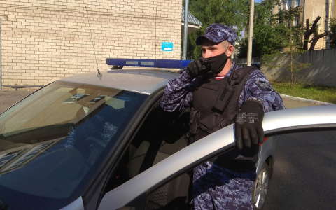 В Кировской области мужчины украли входную дверь подъезда