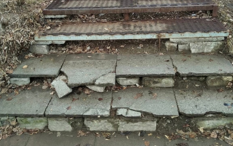 В Кирове начали ремонтировать опасные лестницы: жительница уже получила травму
