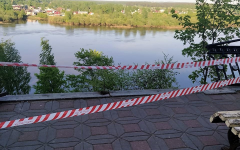 В Кирове на набережной неизвестные выломали металлические ограждения