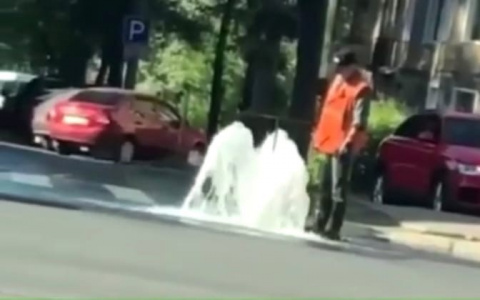 В Кирове у Театральной площади появился новый фонтан, бьющий из асфальта