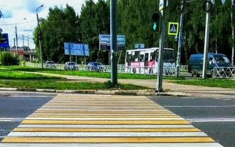 30 перекрестков Кирова станут безопаснее благодаря табличкам