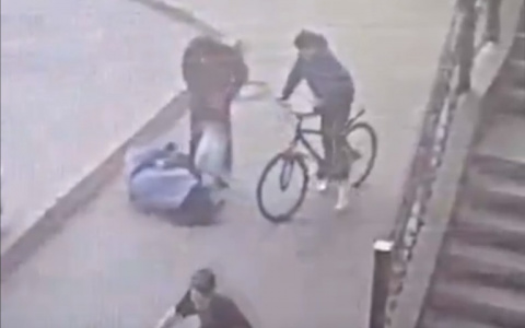 В Кирове велосипедист сбил женщину и даже не помог встать на ноги