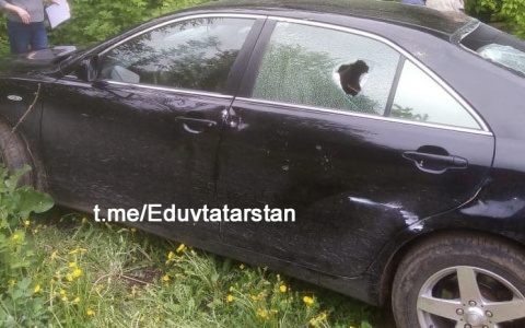 В Вятских Полянах толпа молодых людей разбила иномарку