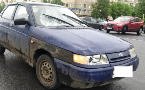 В центре Кирова 18-летний водитель сбил 2 девушек