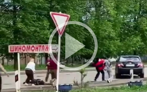 Сбил четверых: в Вятских Полянах полиция задержала водителя, чье авто закидали камнями