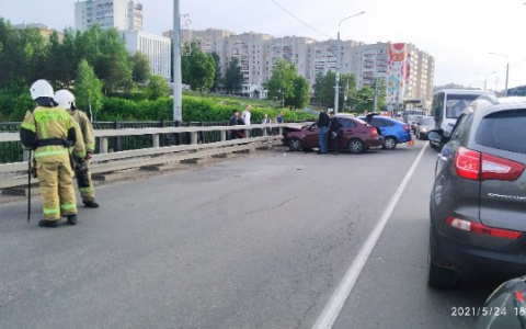 Серьезное ДТП на Старом мосту парализовало движение на 4 улицах
