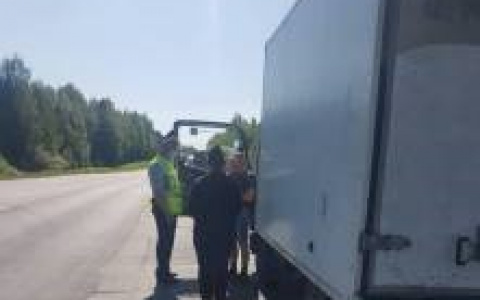 В Кировской области судебные приставы искали должников на дороге