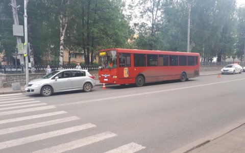 В центре Кирова автобус столкнулся с иномаркой: пострадали 3 человека