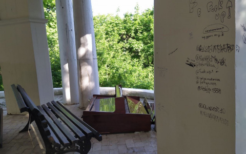 В Александровском саду неизвестные опрокинули пианино и выломали часть ограждения